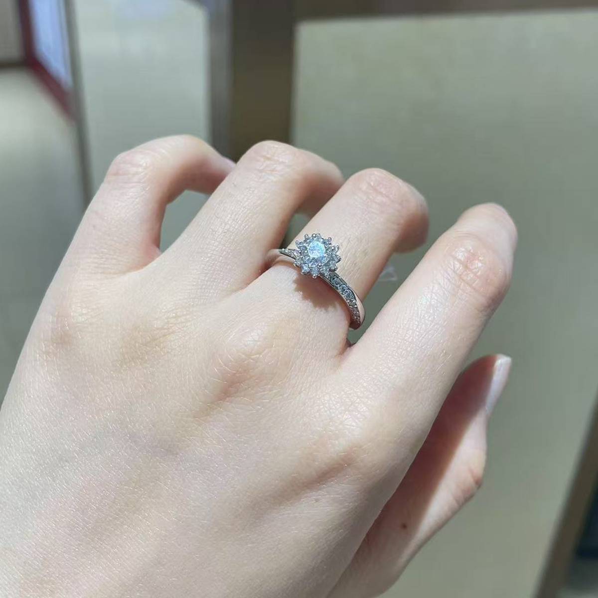 单头太阳花女戒S925银镀白金定制选款主石莫桑钻1.0ct/副石高碳钻